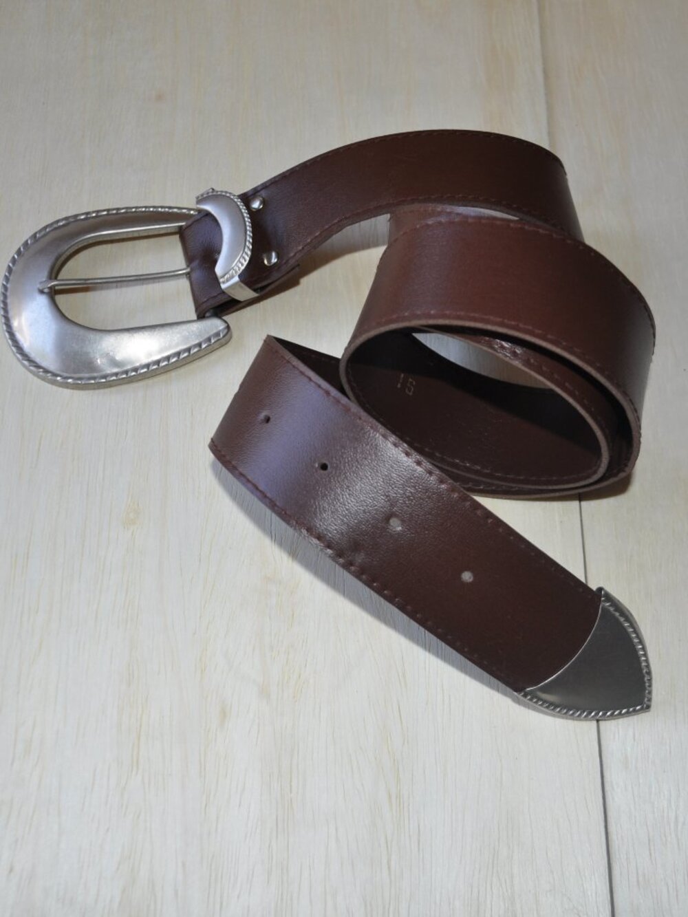 Women's Faux Leather Belt Brown Unisex Belt features distinctive silver-tone met